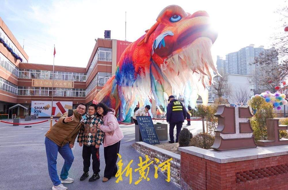 百年上新街“鳌鱼”腾飞 悬浮巡游添彩传统佳节