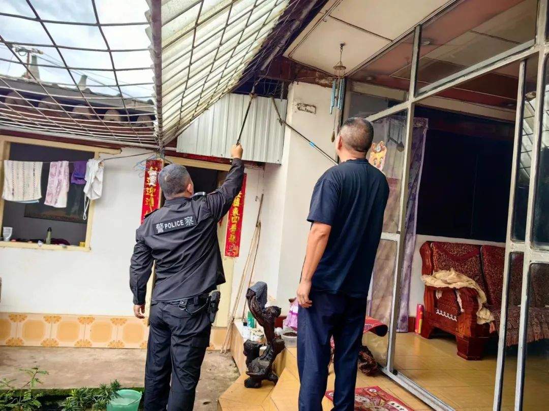 “119吗？我是110！我的‘嫌疑蛇’快被吃了”