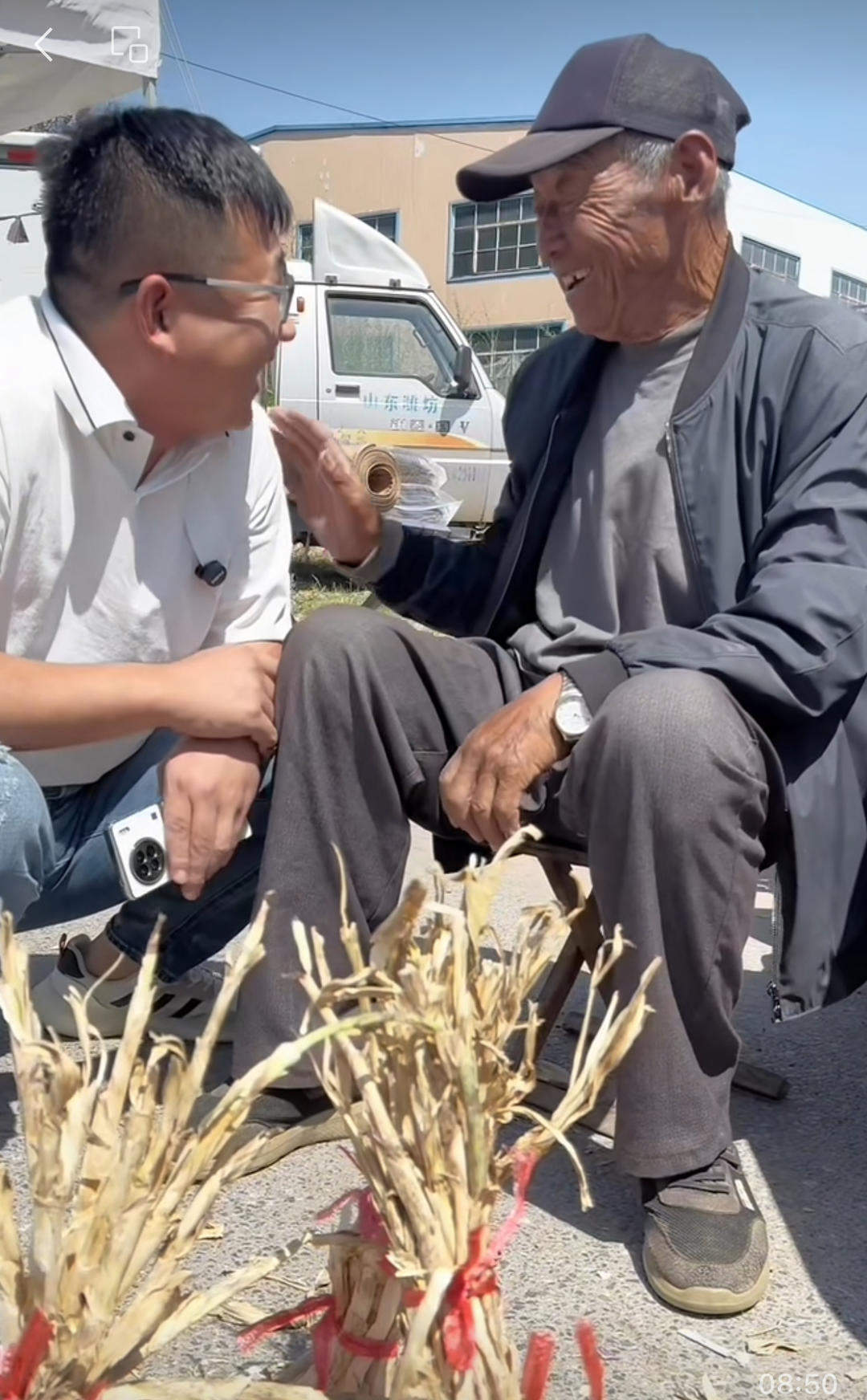 帮一把别人的父母！80后羊汤店老板专挑农村卖菜老人的摊位包圆