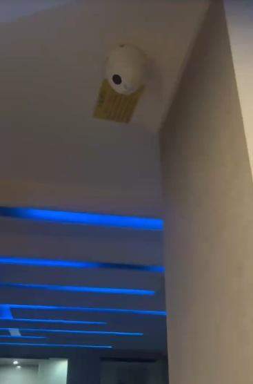 酒店为防裸聊电诈装摄像头?防止有人盗窃电脑设备