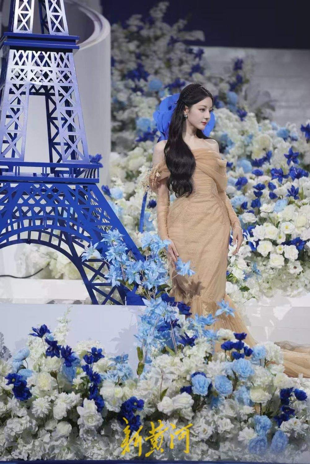 迪丽热巴来济南，竟然收到一座“超然楼”