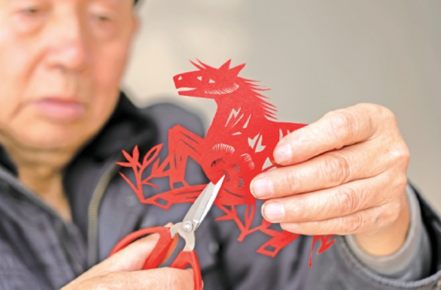 剪纸“牧马人”徐健 三百六十五幅“骏马”奔腾迎新春