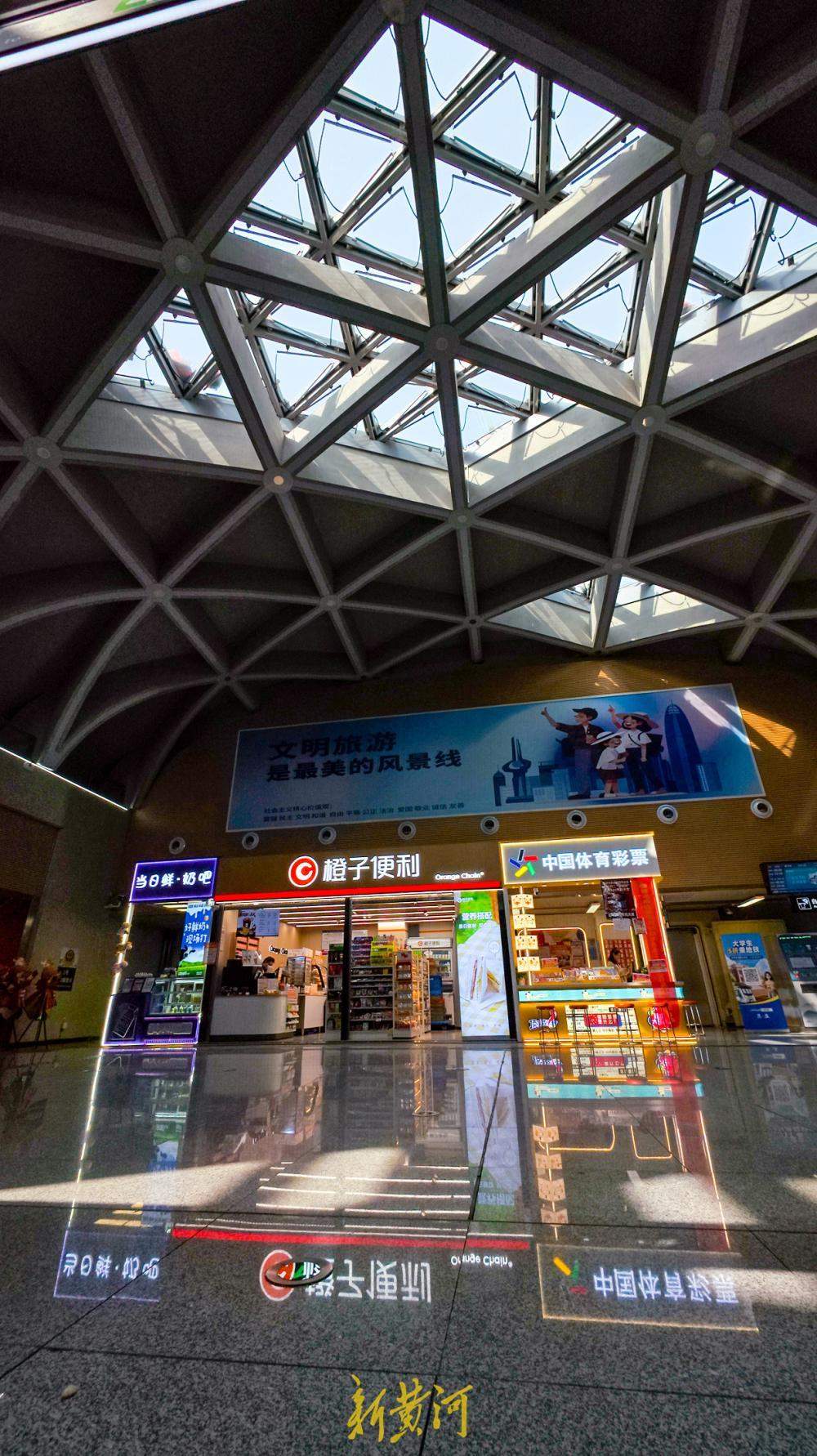 商家入驻地铁站 车站变身“城市生活空间”