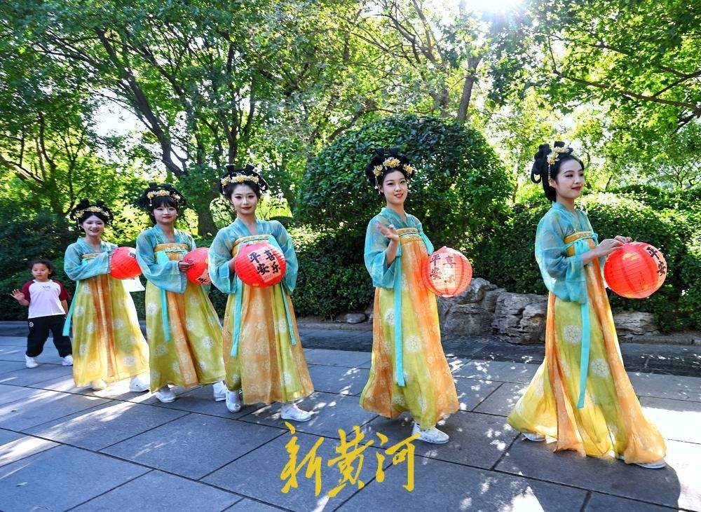 大明湖畔“灯笼舞韵”醉游人