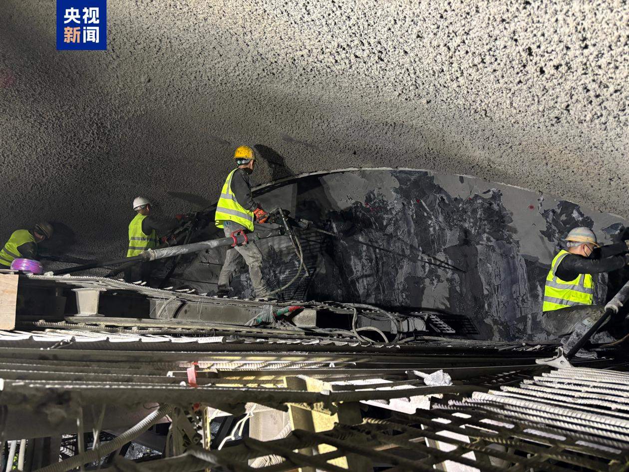 渝昆高铁三观楼隧道贯通 云南段隧道贯通已达70%