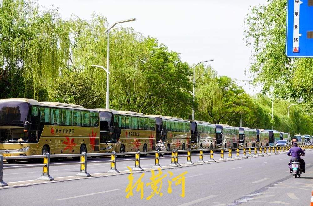 五一假期未到已迎旅游高峰 工作日旅游团观光成主角