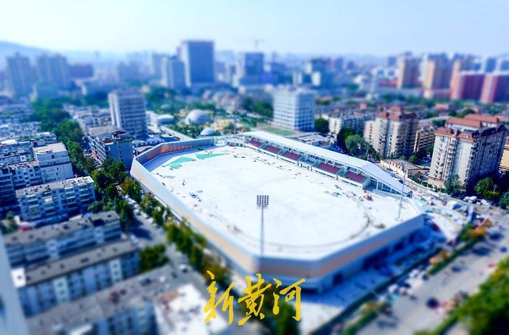 济南槐苑体育文化公园新建运动场 看台座椅安装到位
