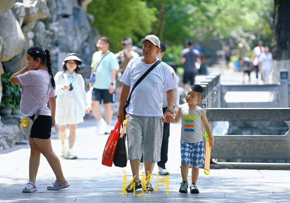 济南高温不停歇，游客泉畔觅清凉