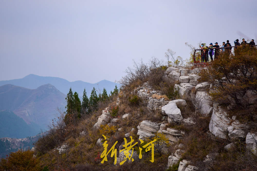 初冬时节红叶漫山，市民纷纷登山赏叶