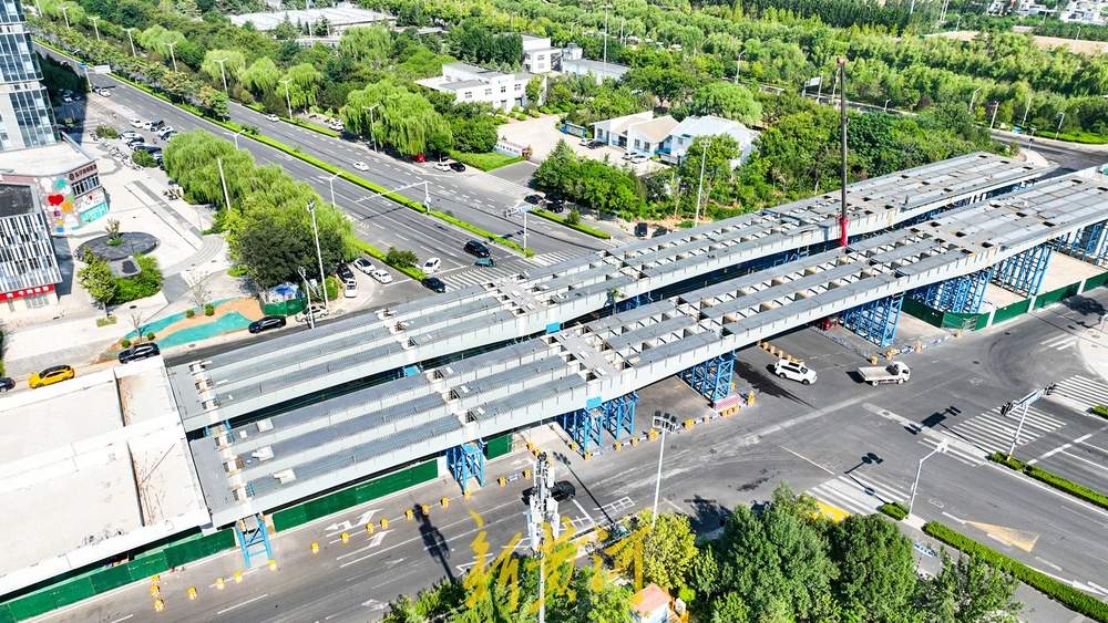 济南腊山河西路北延工程全线首联钢箱梁吊装完成