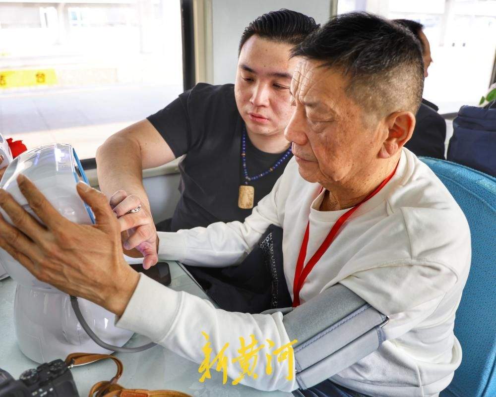 坐上“慢火车”赶大集，寻年味