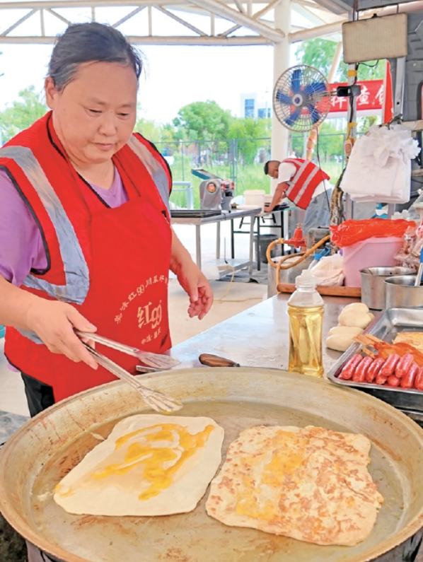 一座桥，载满人间烟火味——起步区崔寨街道“潮汐经营区”管出活力与温情