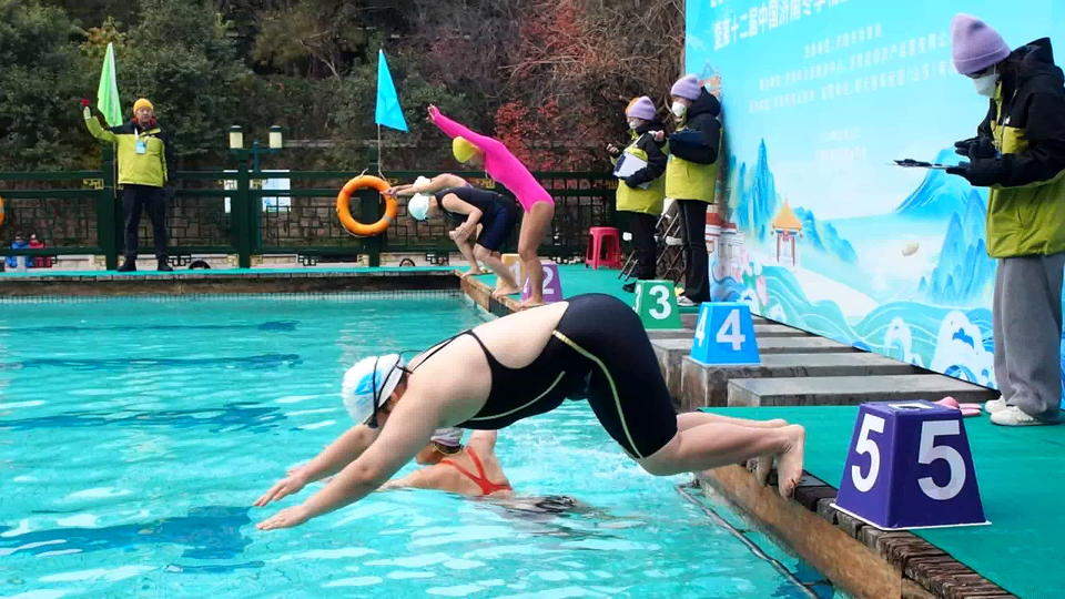 清泉映冬泳 激情燃泉城，济南国际冬泳赛开启预热畅游