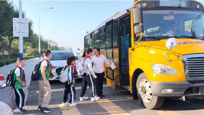 融媒·先锋丨求学路上，一间小屋护八千少年周全——村口亮起一盏“灯”