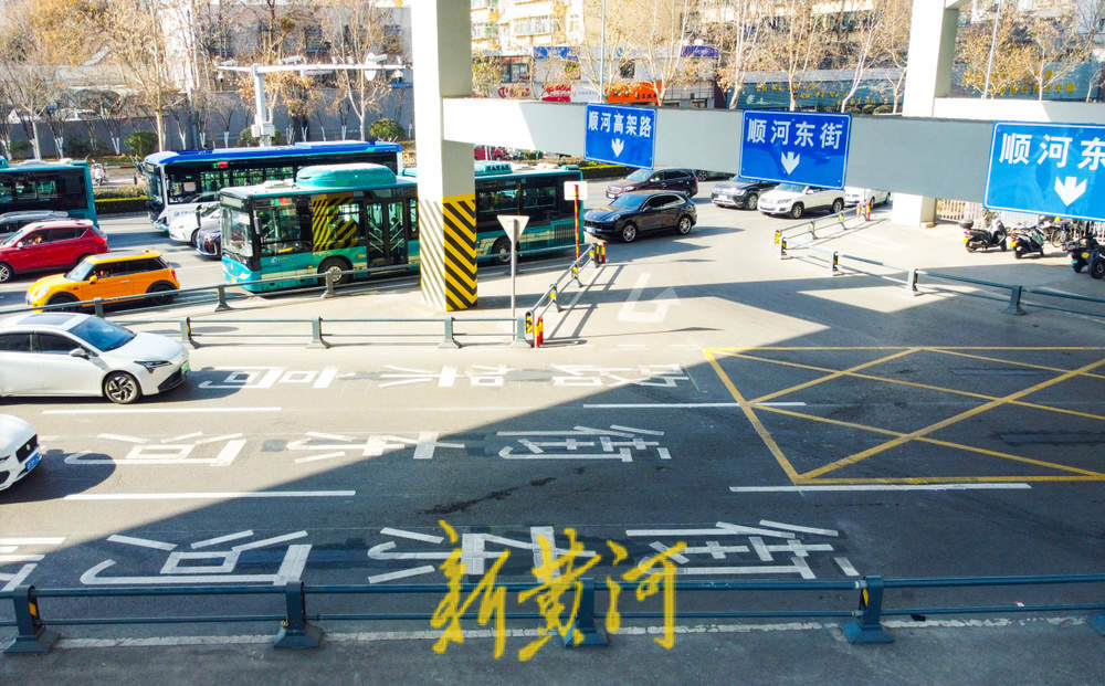 济南顺河高架上桥匝道口交通有变 部分车道车辆禁止上桥