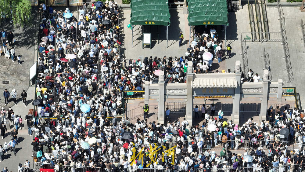 假期泉水游人气爆棚 济南趵突泉上演真人版“贪吃蛇