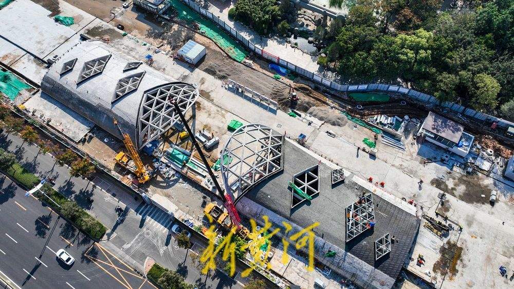 济南泉城公园旁地铁站地上部分进入装饰阶段,未来将成公园新地标