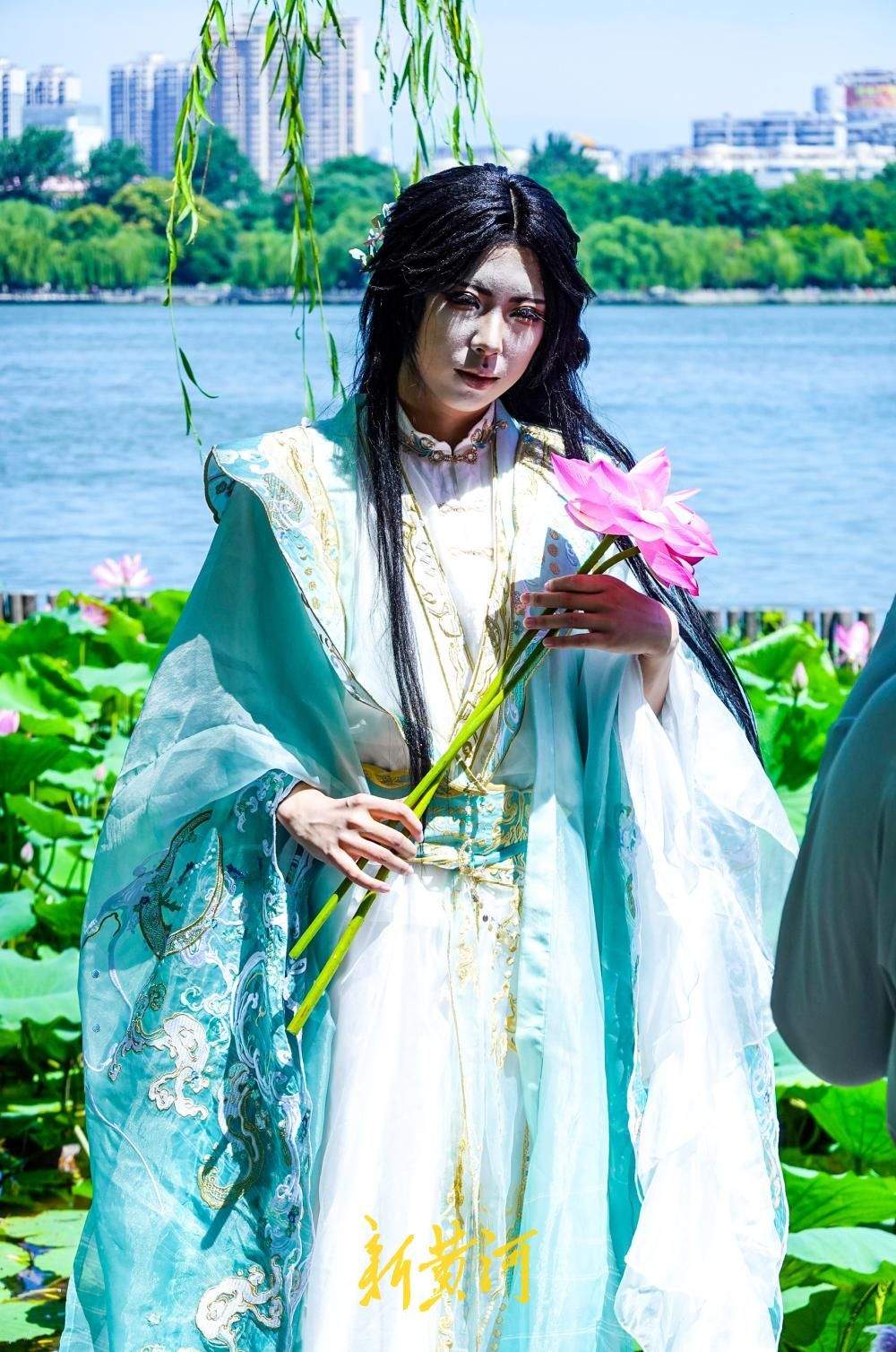 盛夏赏荷正当时，大明湖畔“荷花经济”悄然走红