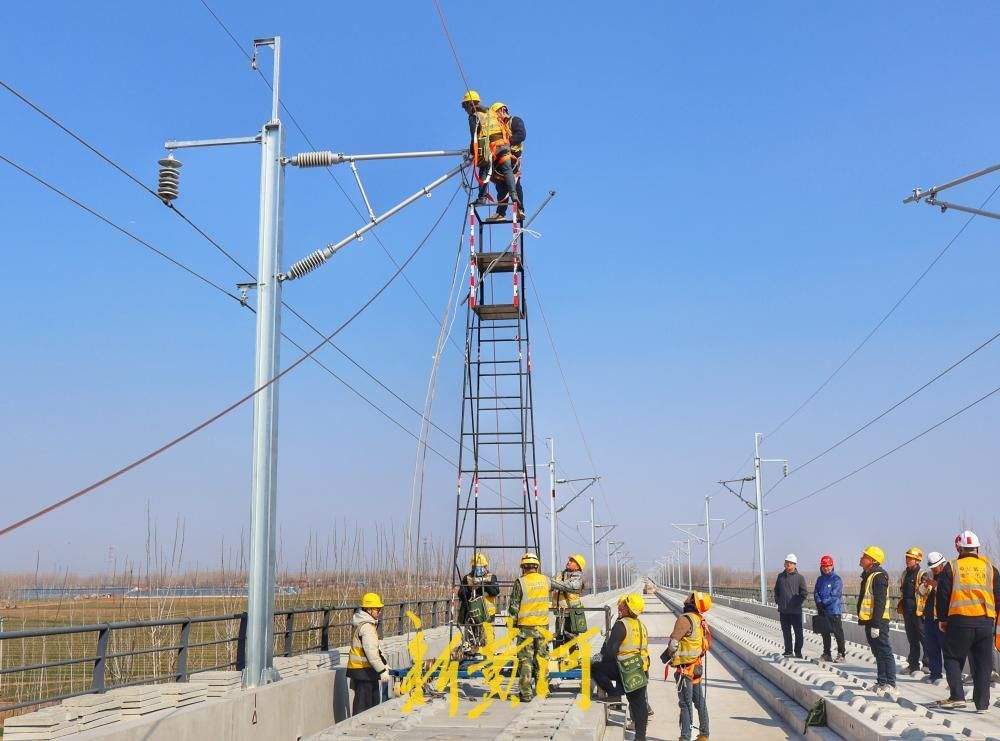 济滨高铁全线首条接触网承力索成功架设