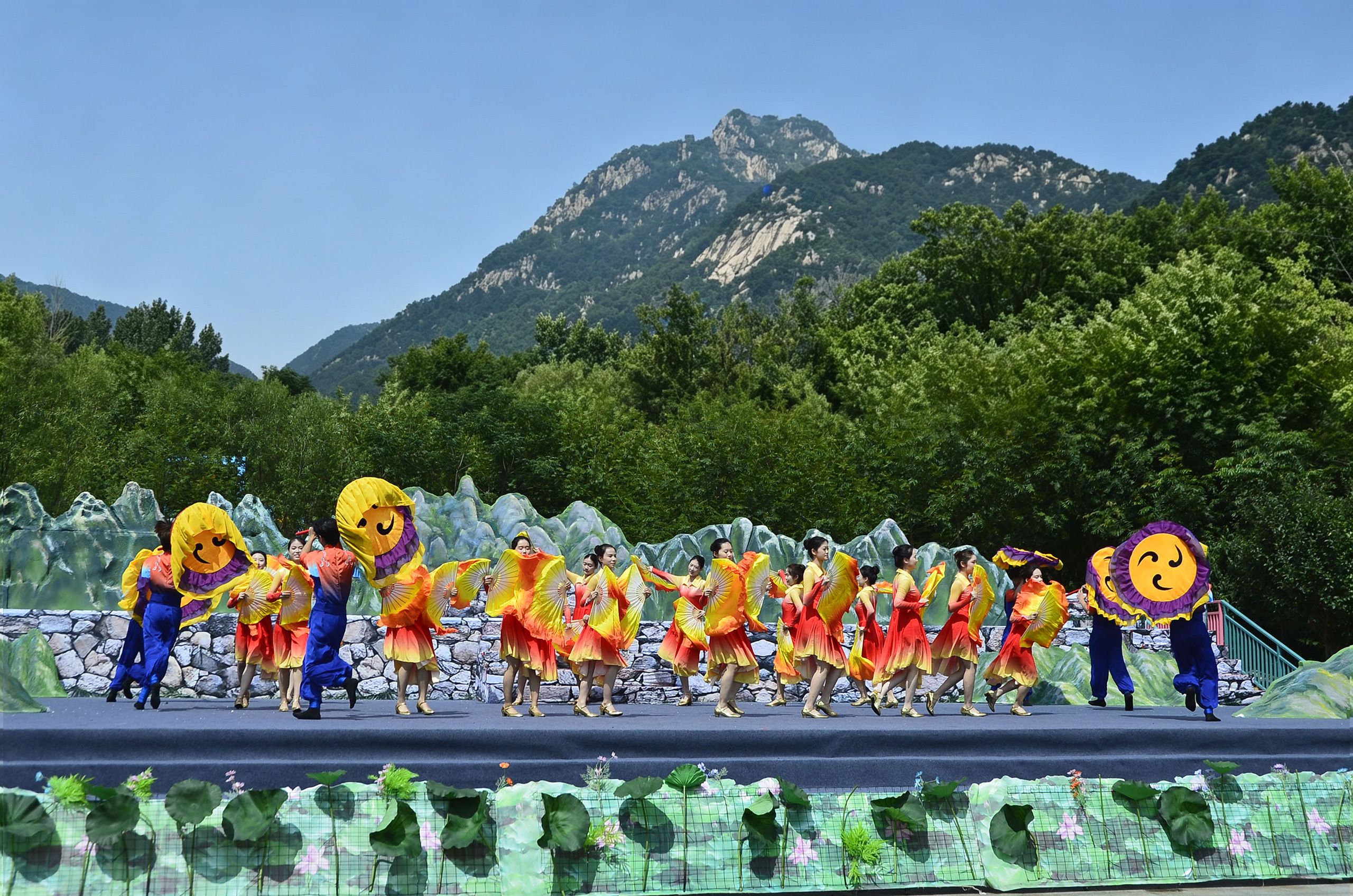 一曲乡音颂沂蒙 十载景区惠万家 “谁不说俺家乡好”第十一届沂蒙山小调音乐会 在费县天蒙景区启幕