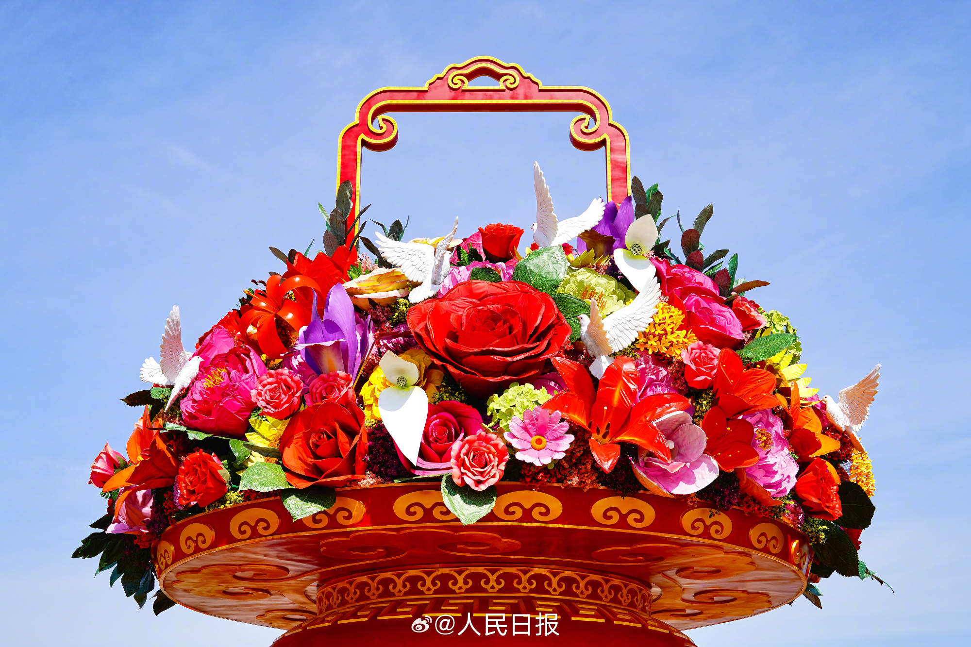 “祝福祖国”巨型花篮正式亮相天安门广场
