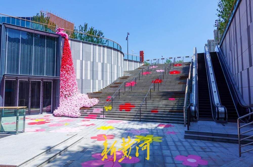 济南地铁安成街站G出入口基本建成，“花海”“玫瑰瀑”成CBD新景