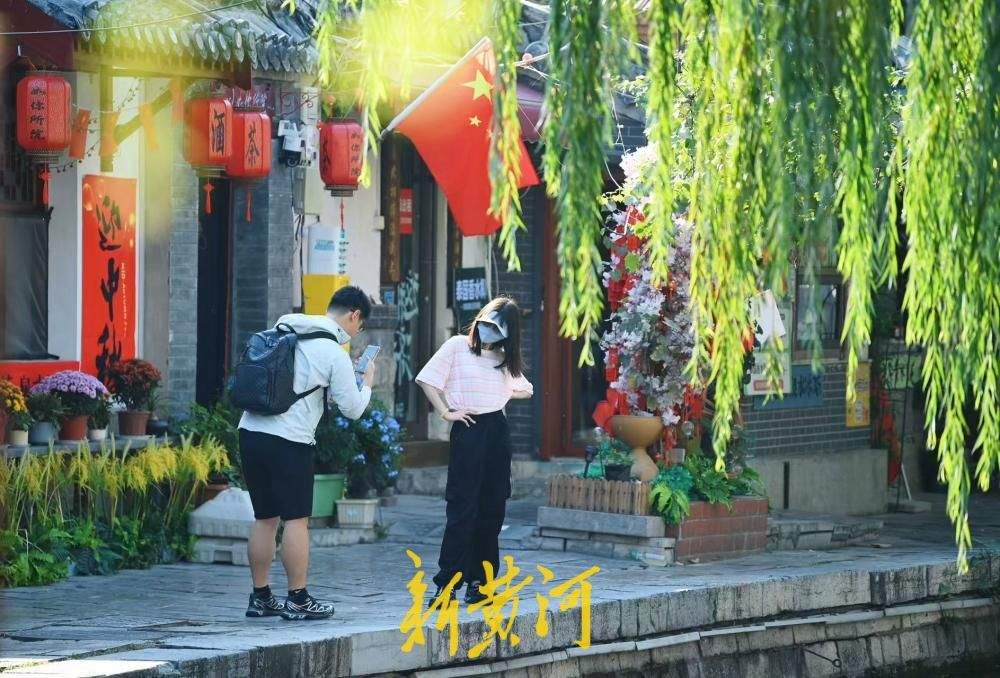 国庆假期收官热度不退 济南明府城秋韵引客畅游