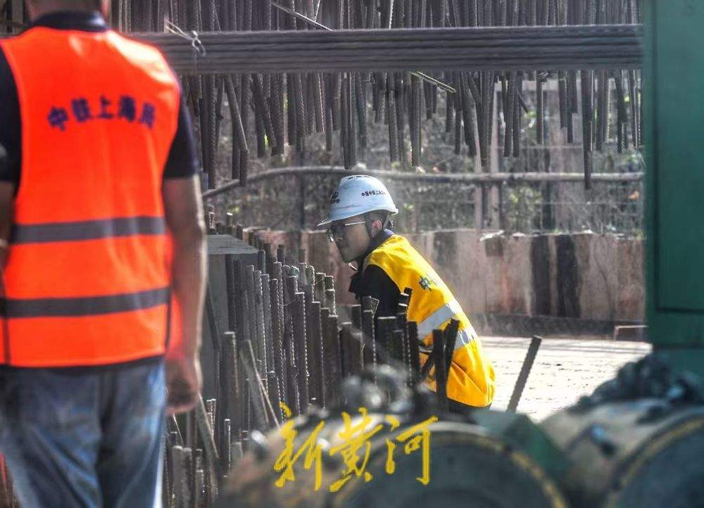 潍宿高铁全线首个上跨铁路T构梁成功转体