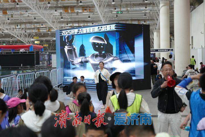 AI智能机器人齐聚泉城 AI智能科普展开启科技盛宴
