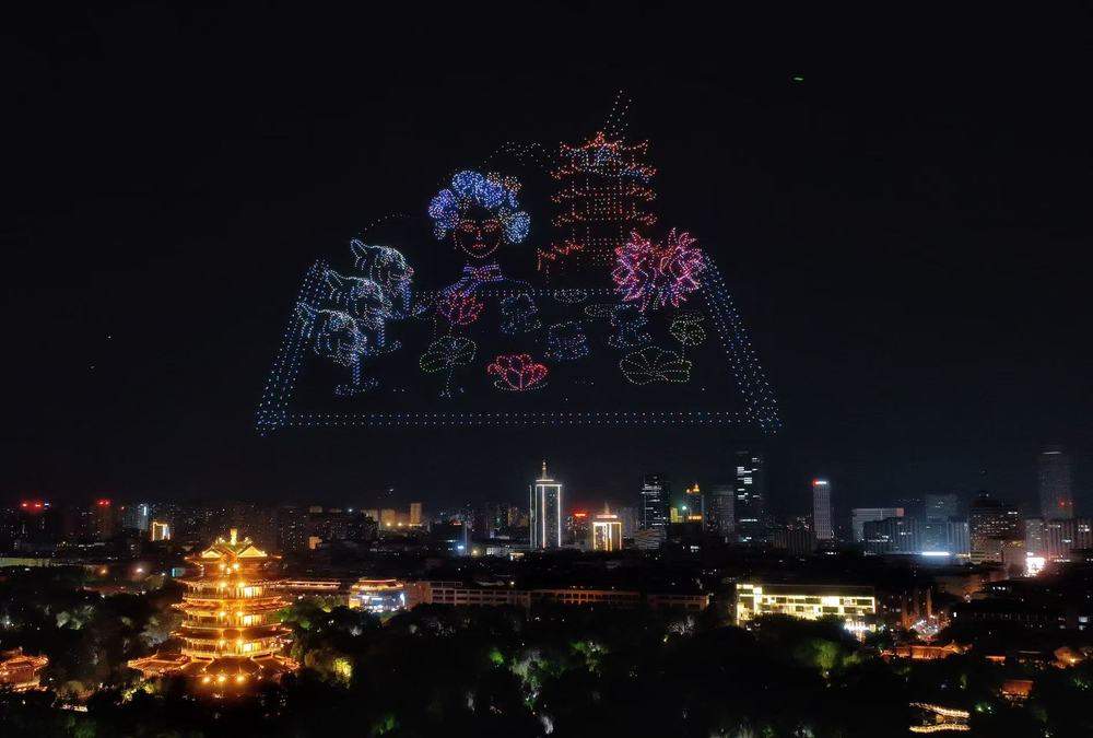 科技与文脉共舞，“泉染星穹”无人飞机秀点亮泉城夜空