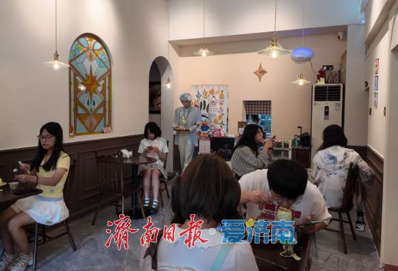 二次元经济还能这么玩？泉城这家Coser当店长的甜品店火了