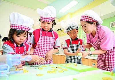 3至6岁学龄前小儿训诲 小儿园阶段适合引入劳动哺育