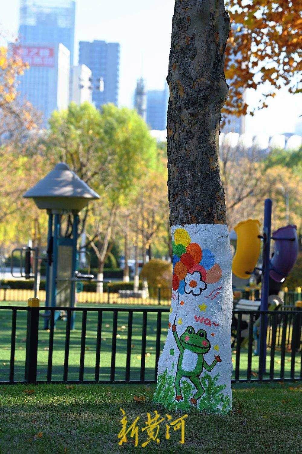 “熊猫爬树”“青蛙放气球”……济南奥体中心巧绘冬日树景