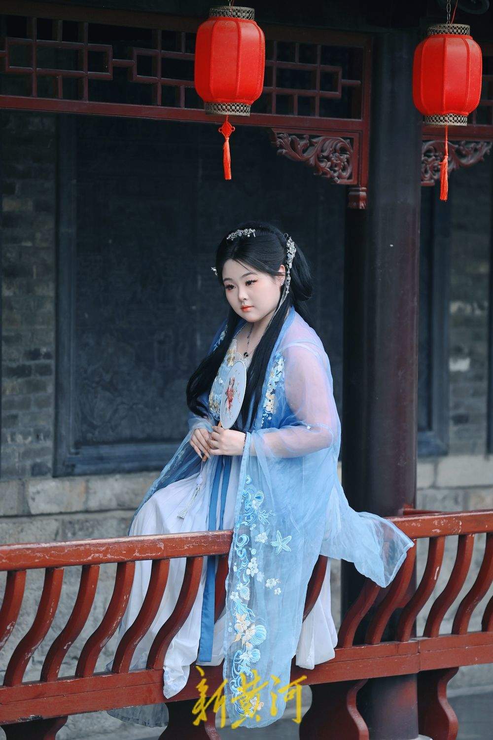 泉城高温“热辣滚烫” 明府城中汉服姑娘成风景线