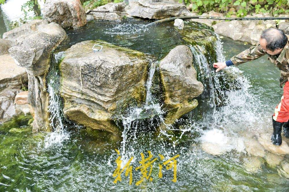 漂泉呈现“飞瀑流泉”景象，市民排队接泉水尽享甘甜