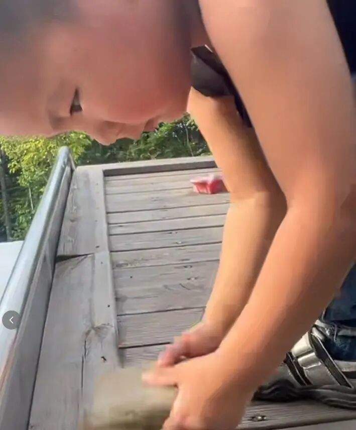 小孩哥拿石头砸滑梯，全网点赞