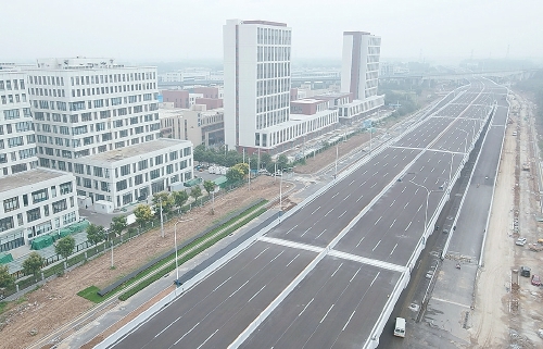 工业北路快速路东延项目 高架段开始施划交通标识线