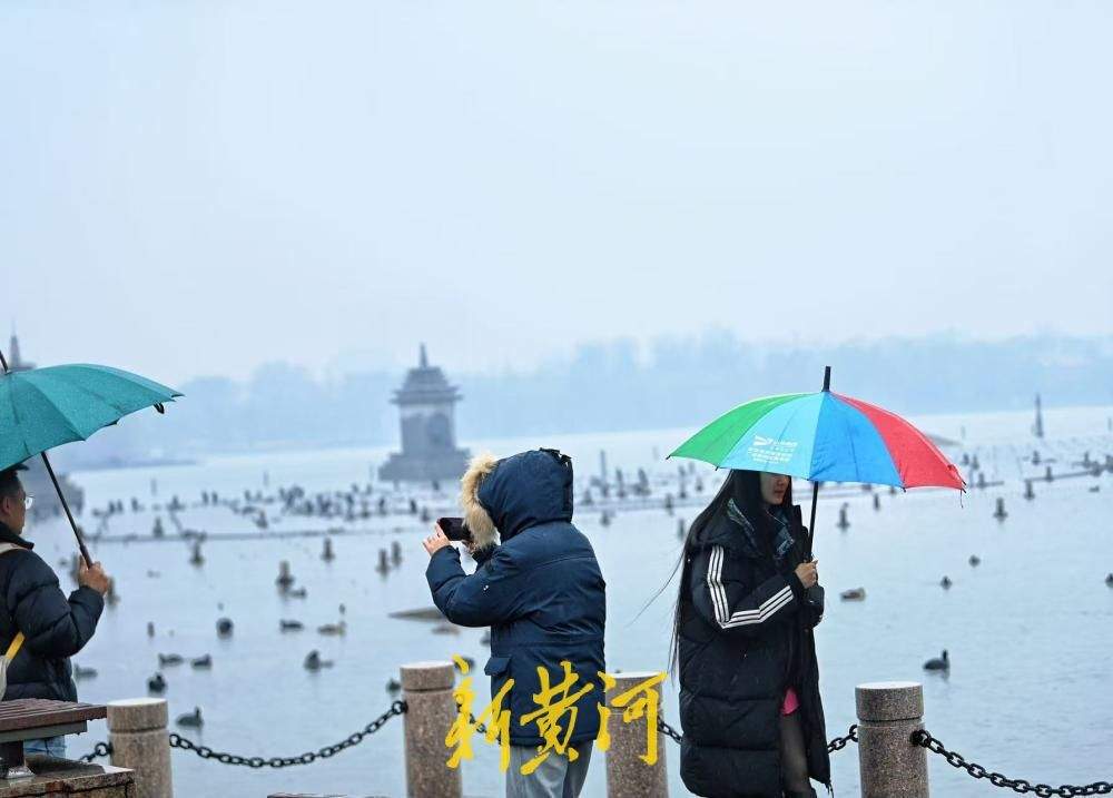 春雨落济南明湖 薄雾朦胧醉游人