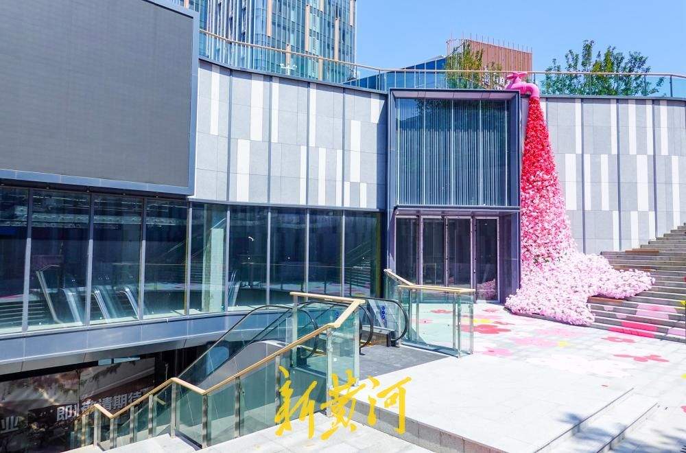 济南地铁安成街站G出入口基本建成，“花海”“玫瑰瀑”成CBD新景