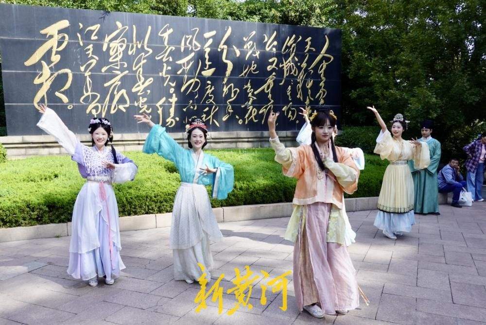 大明湖“趵突夜画·名士天团”古风巡游，舞者身着汉服沿湖起舞