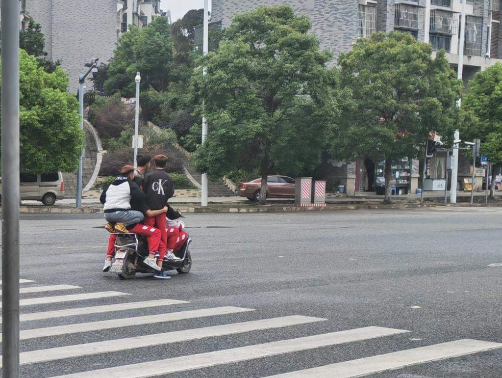透视未成年人驾驶乱象