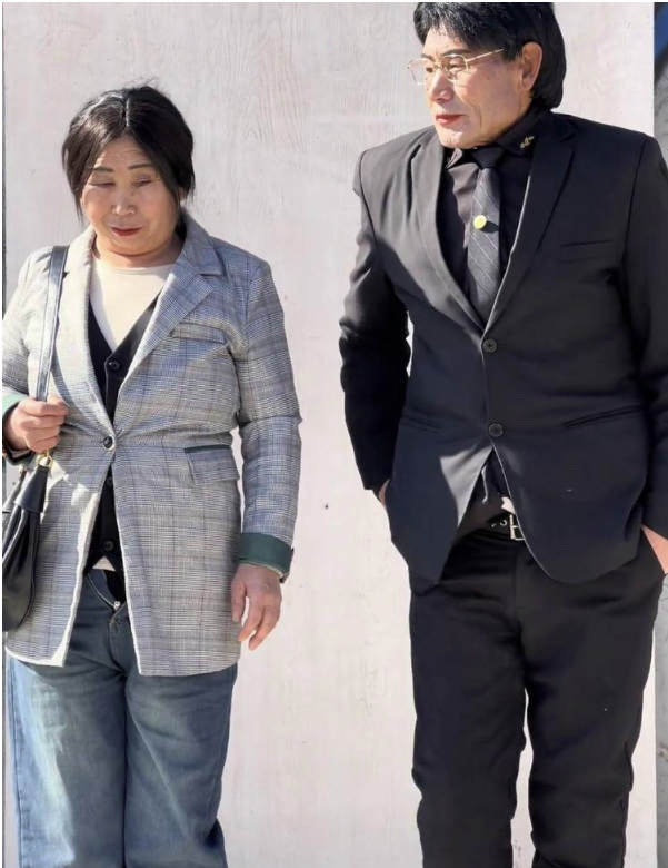 “银发剧组”68岁大娘为翻拍《甄嬛传》经典镜头勤练习