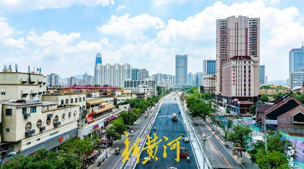 济南纬二路跨铁路天桥 桥面换装铺设新沥青