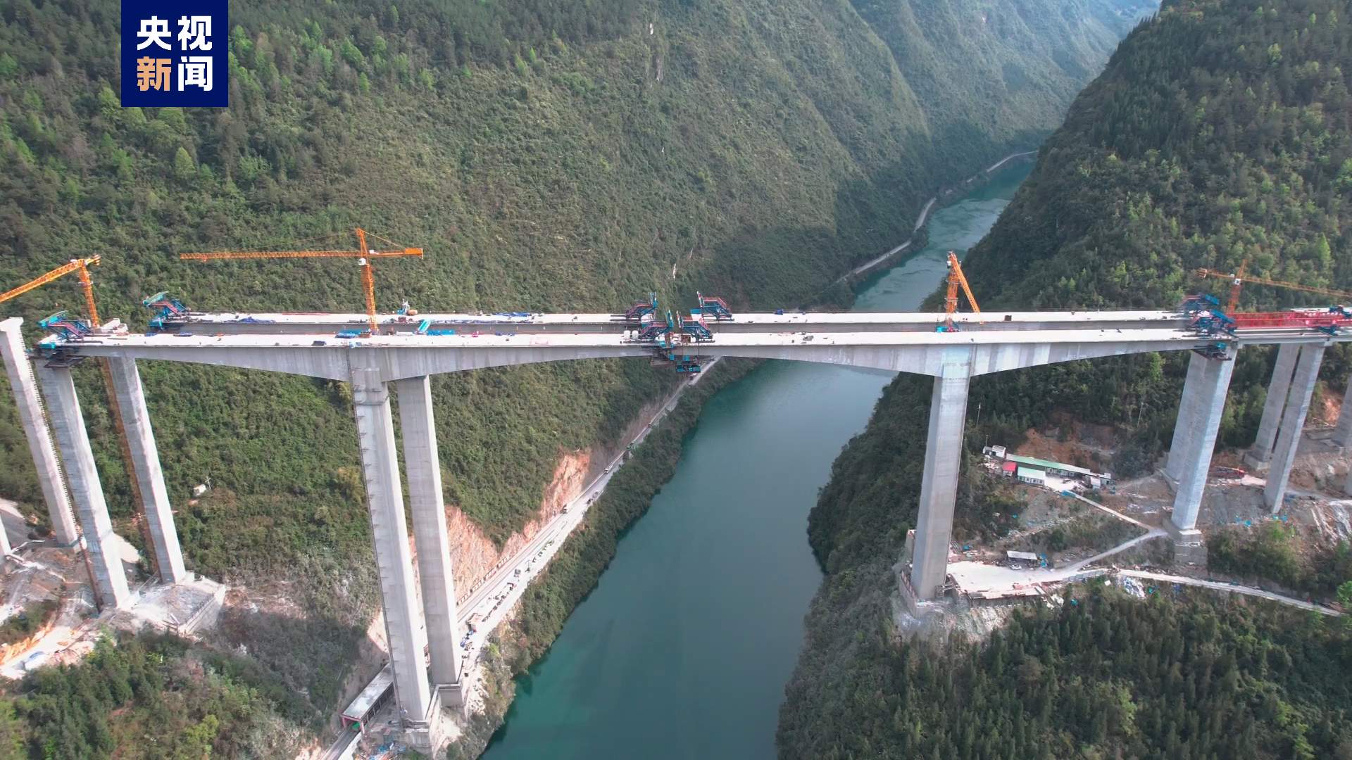 渝湘复线高速公路黄草乌江特大桥连续梁左幅合龙