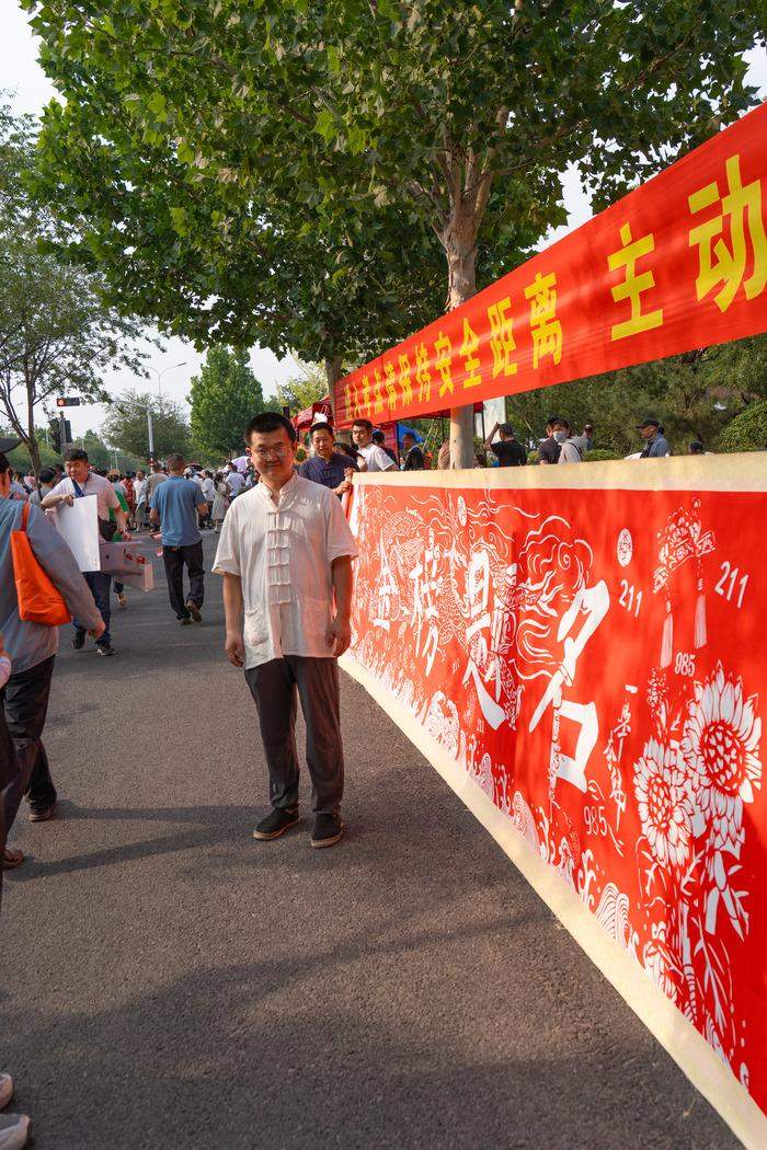 济南非遗爱好者的“加油礼” 长卷剪纸祝福作品赢点赞