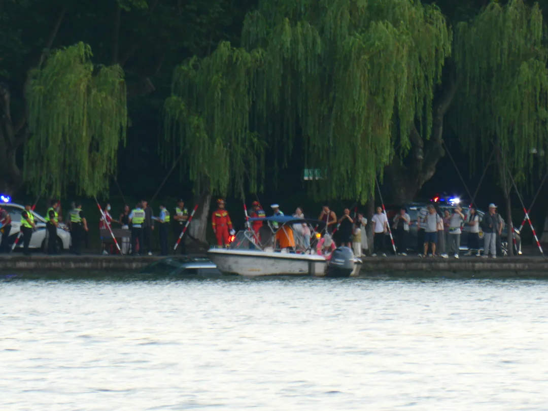 西湖有车落水？景区回应：司乘人员均无大碍，车辆已打捞上岸
