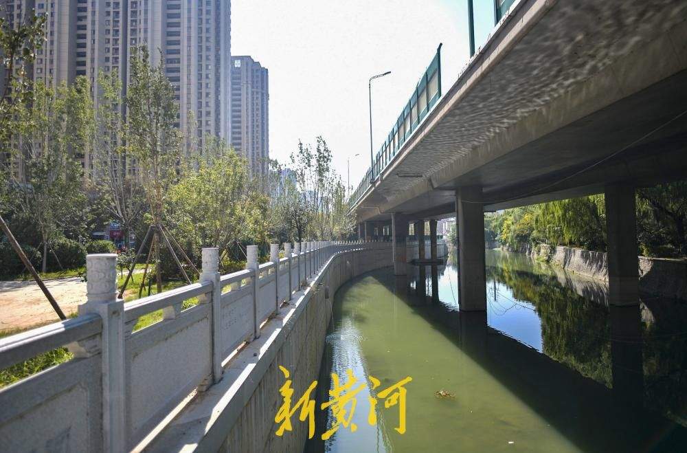 济南西泺河河道改造收尾，诗词围栏扮靓社区小公园