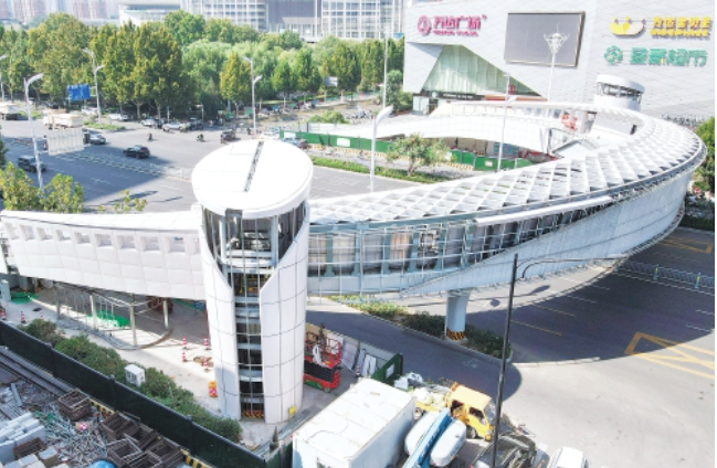 新月环抱 工业南路新建过街天桥施工收尾