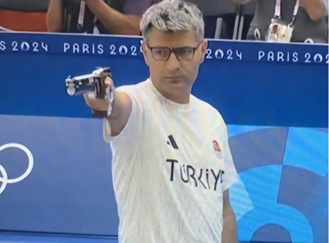 那年我单手插兜！土耳其大叔不戴护具单手插兜射击摘银 不知什么是对手