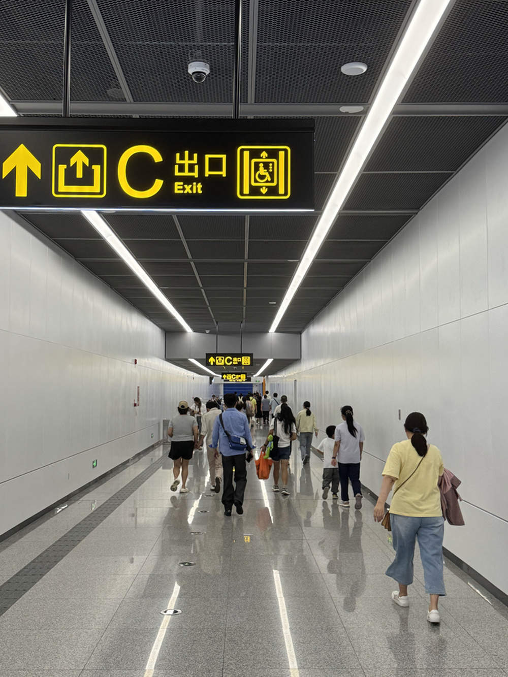 济南地铁4号线商业接驳调查：一条通道之隔，拉开商圈“温差”